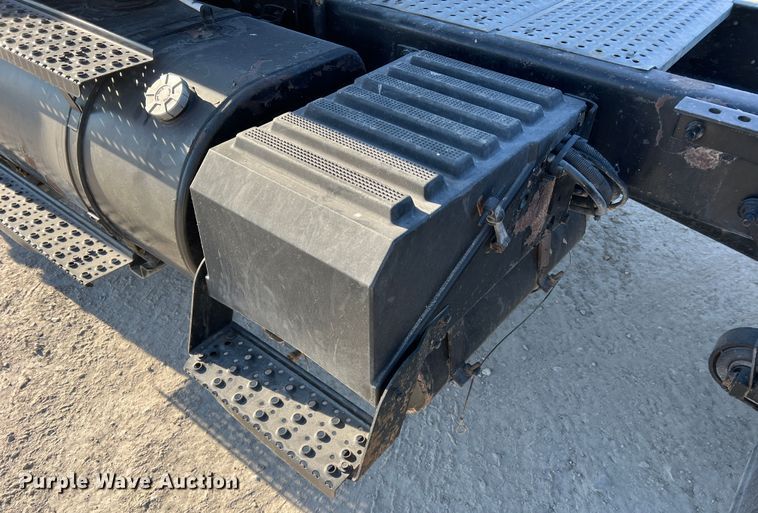 image for item MM9049 2004 International 8600  semi truck