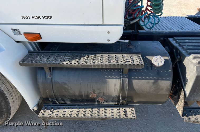 image for item MM9049 2004 International 8600  semi truck