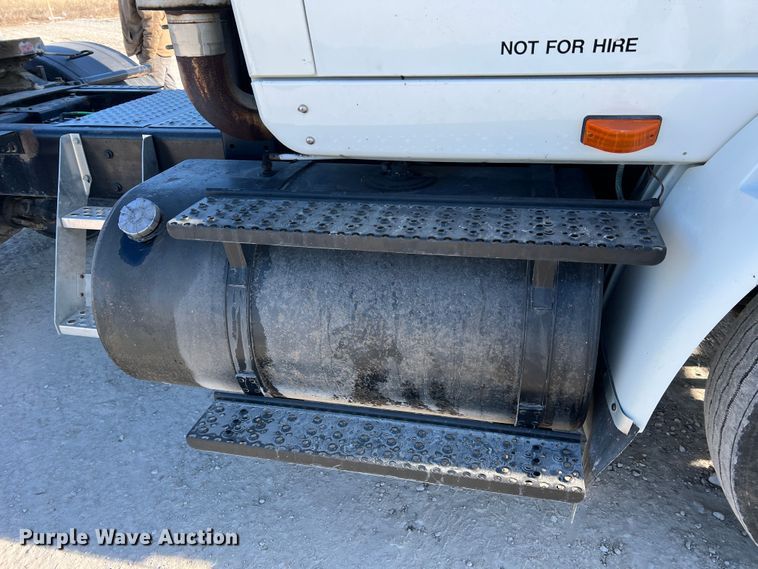 image for item MM9049 2004 International 8600  semi truck