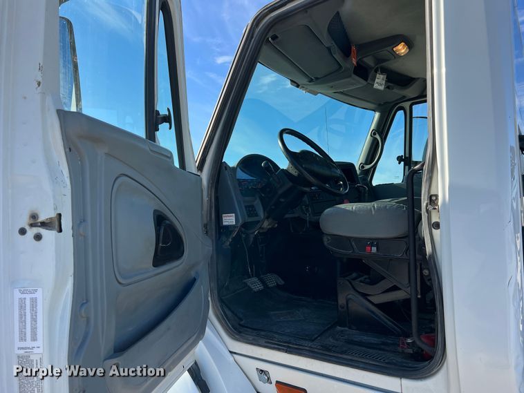 image for item MM9049 2004 International 8600  semi truck