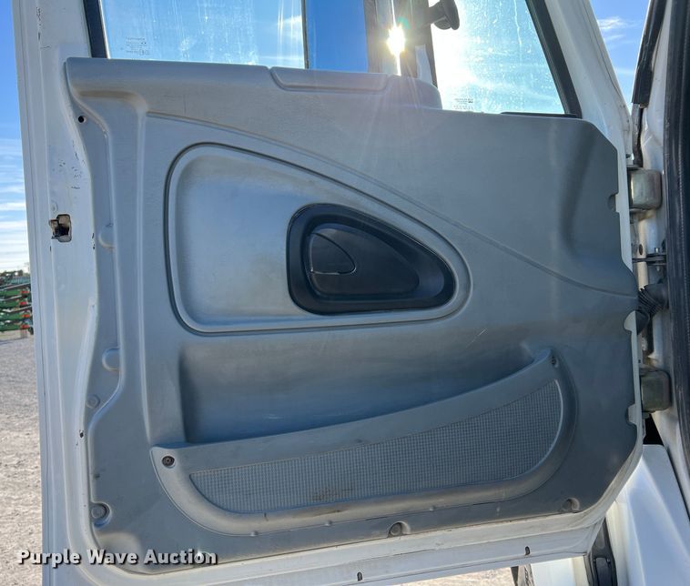 image for item MM9049 2004 International 8600  semi truck