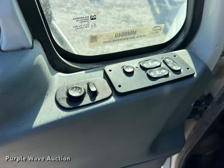 image for item MM9049 2004 International 8600  semi truck