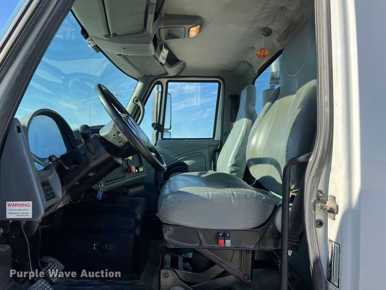 image for item MM9049 2004 International 8600  semi truck