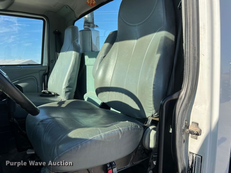 image for item MM9049 2004 International 8600  semi truck