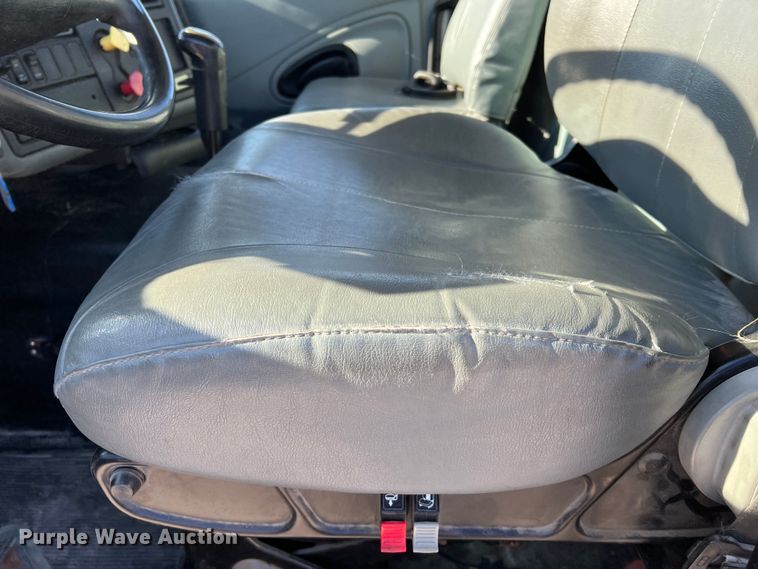 image for item MM9049 2004 International 8600  semi truck