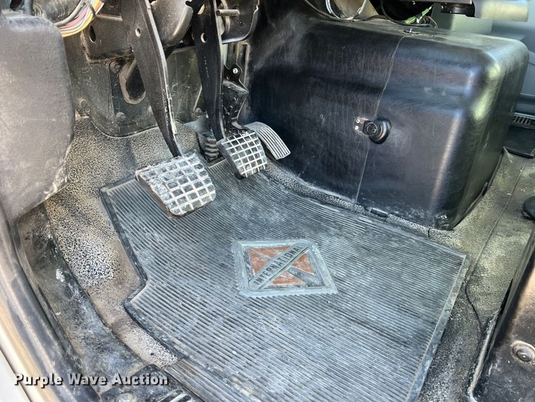 image for item MM9049 2004 International 8600  semi truck