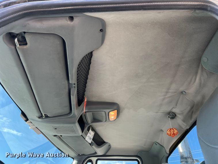 image for item MM9049 2004 International 8600  semi truck