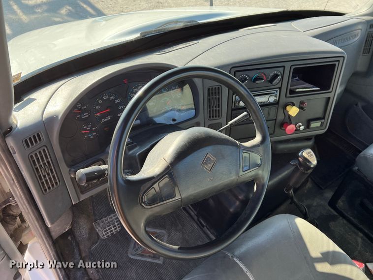 image for item MM9049 2004 International 8600  semi truck