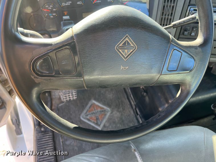 image for item MM9049 2004 International 8600  semi truck