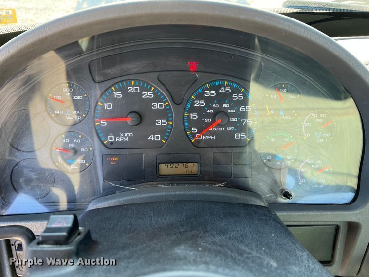 image for item MM9049 2004 International 8600  semi truck