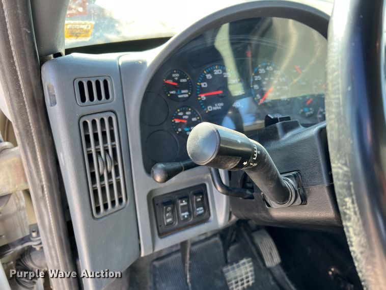 image for item MM9049 2004 International 8600  semi truck