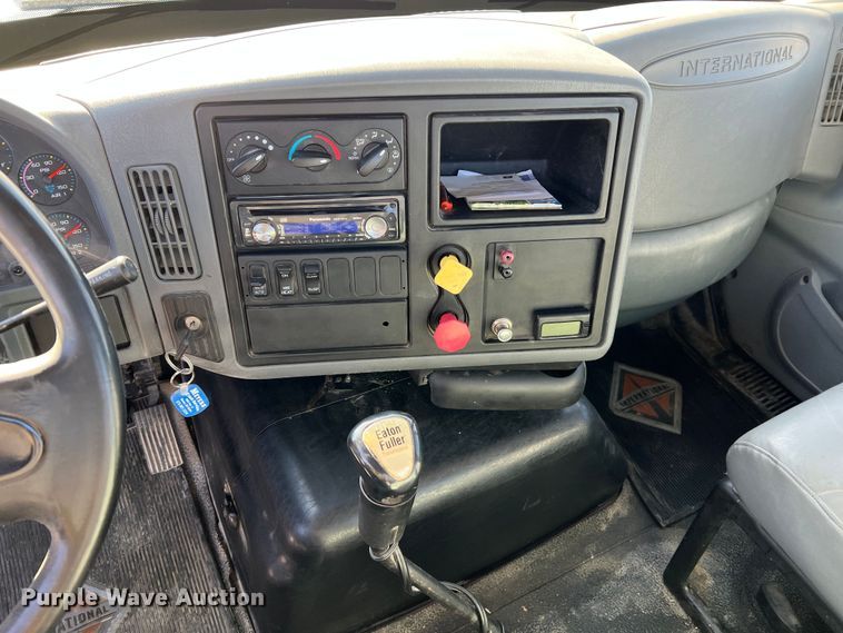 image for item MM9049 2004 International 8600  semi truck