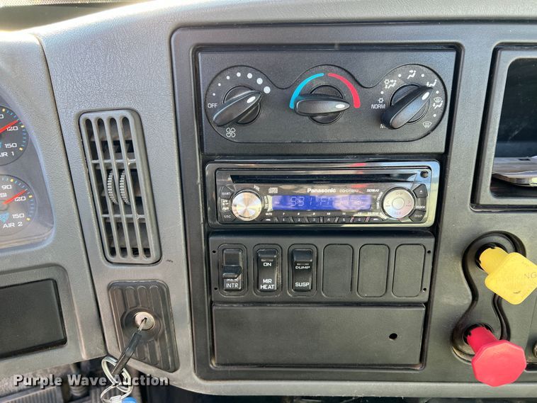 image for item MM9049 2004 International 8600  semi truck