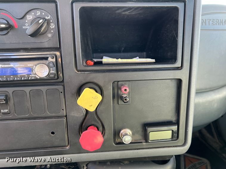 image for item MM9049 2004 International 8600  semi truck