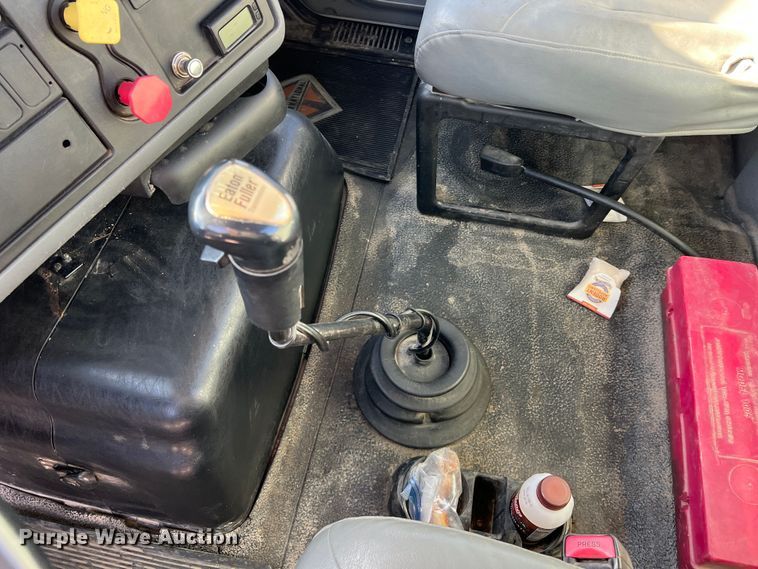 image for item MM9049 2004 International 8600  semi truck