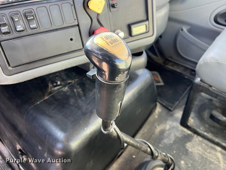 image for item MM9049 2004 International 8600  semi truck