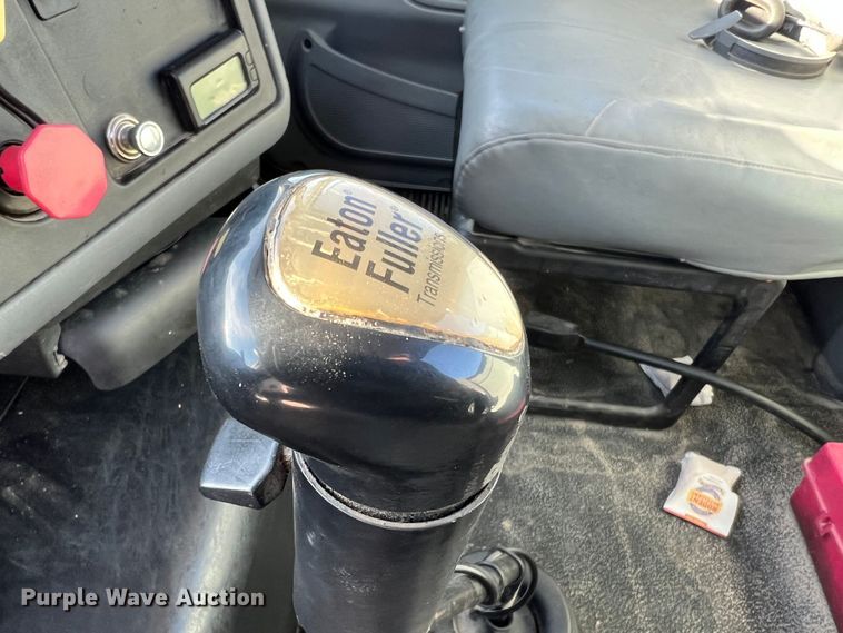 image for item MM9049 2004 International 8600  semi truck