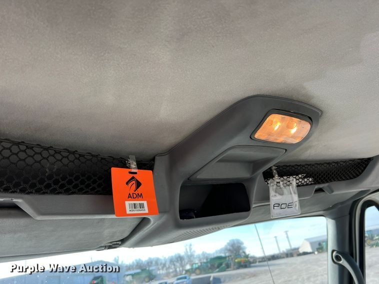 image for item MM9049 2004 International 8600  semi truck