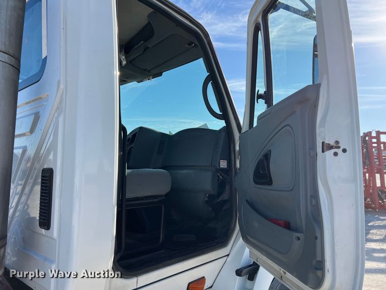 image for item MM9049 2004 International 8600  semi truck