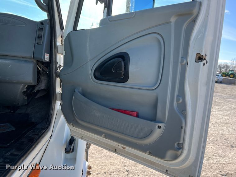 image for item MM9049 2004 International 8600  semi truck