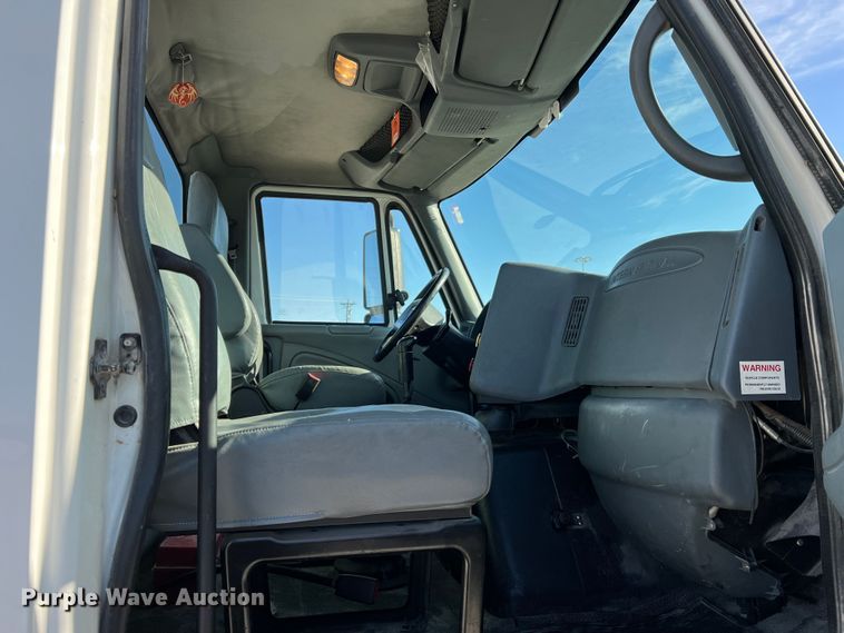 image for item MM9049 2004 International 8600  semi truck