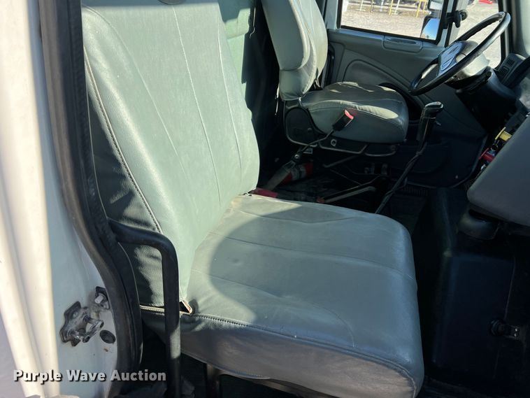 image for item MM9049 2004 International 8600  semi truck