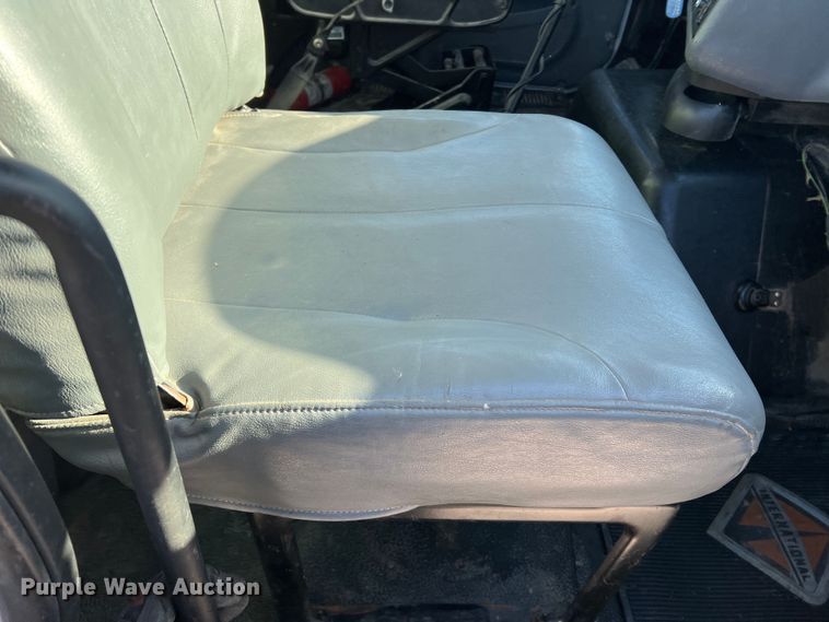 image for item MM9049 2004 International 8600  semi truck