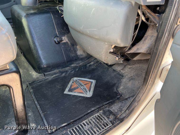 image for item MM9049 2004 International 8600  semi truck