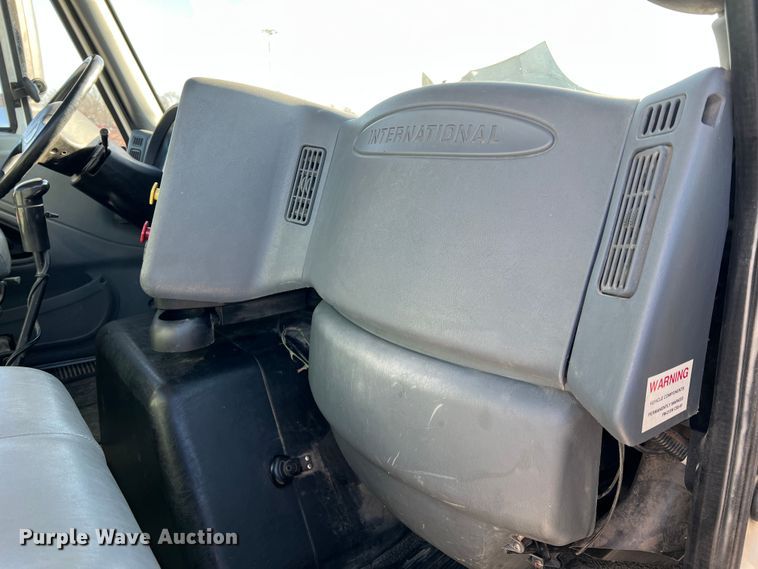 image for item MM9049 2004 International 8600  semi truck