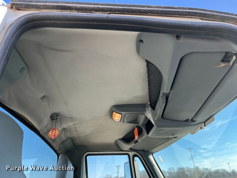 image for item MM9049 2004 International 8600  semi truck