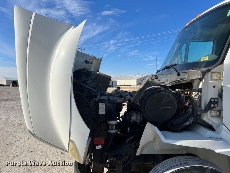 image for item MM9049 2004 International 8600  semi truck