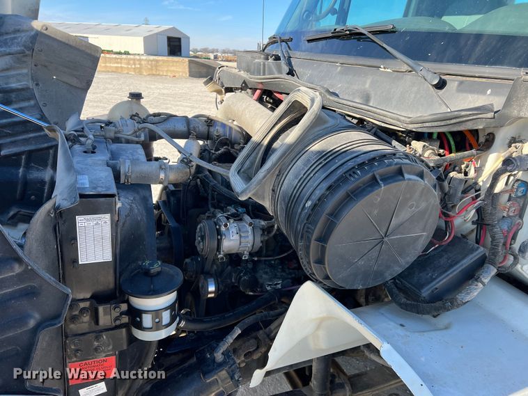 image for item MM9049 2004 International 8600  semi truck