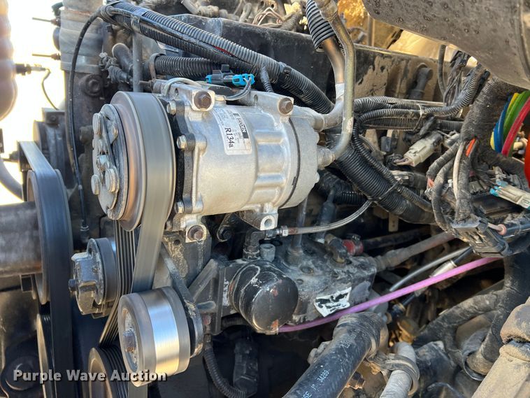 image for item MM9049 2004 International 8600  semi truck