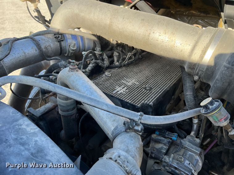 image for item MM9049 2004 International 8600  semi truck