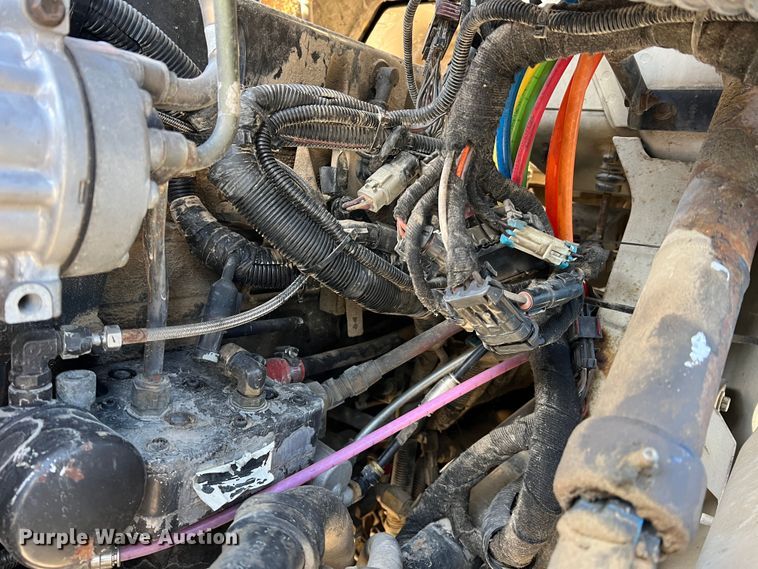 image for item MM9049 2004 International 8600  semi truck