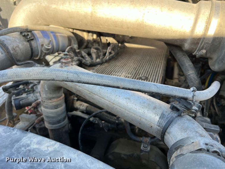 image for item MM9049 2004 International 8600  semi truck