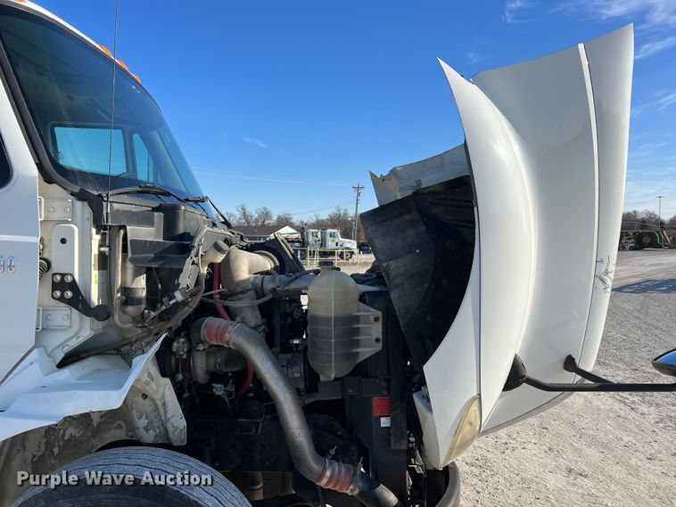 image for item MM9049 2004 International 8600  semi truck