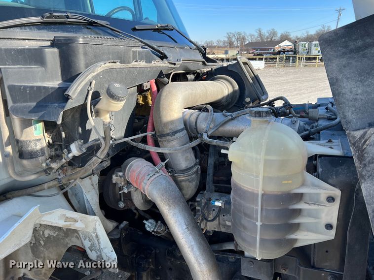 image for item MM9049 2004 International 8600  semi truck