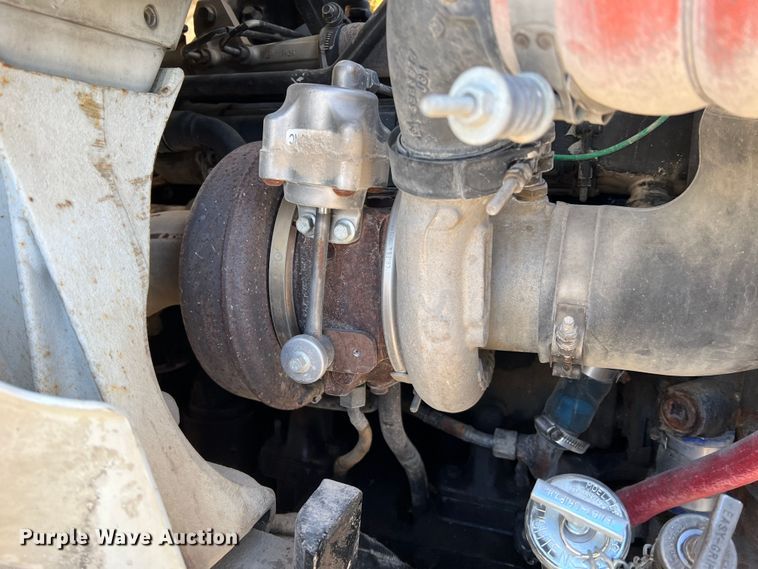 image for item MM9049 2004 International 8600  semi truck