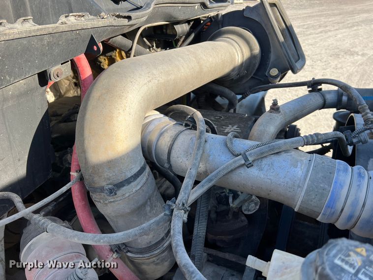 image for item MM9049 2004 International 8600  semi truck