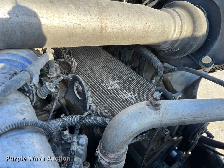 image for item MM9049 2004 International 8600  semi truck