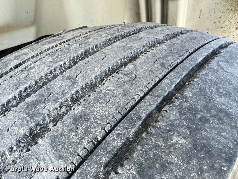 image for item MM9049 2004 International 8600  semi truck