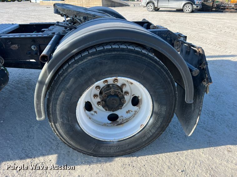 image for item MM9049 2004 International 8600  semi truck