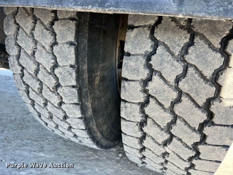 image for item MM9049 2004 International 8600  semi truck