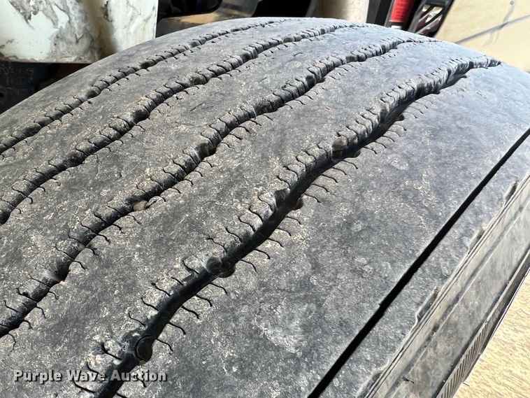 image for item MM9049 2004 International 8600  semi truck