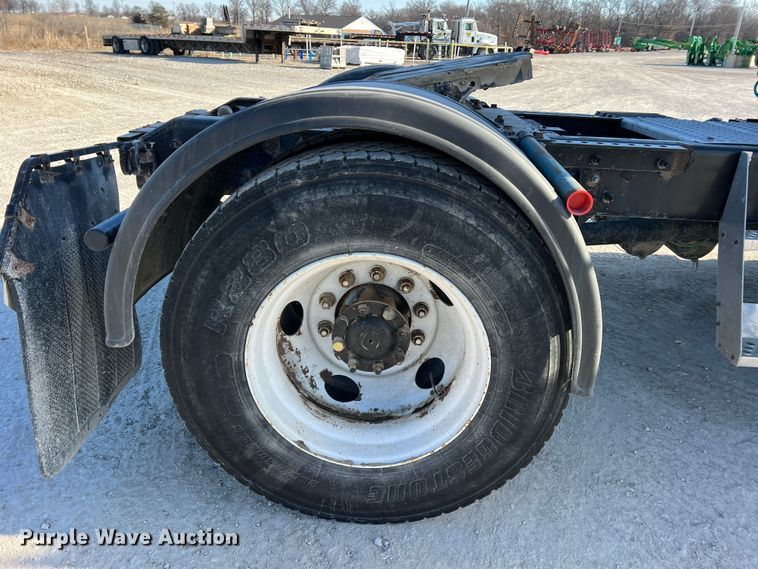 image for item MM9049 2004 International 8600  semi truck