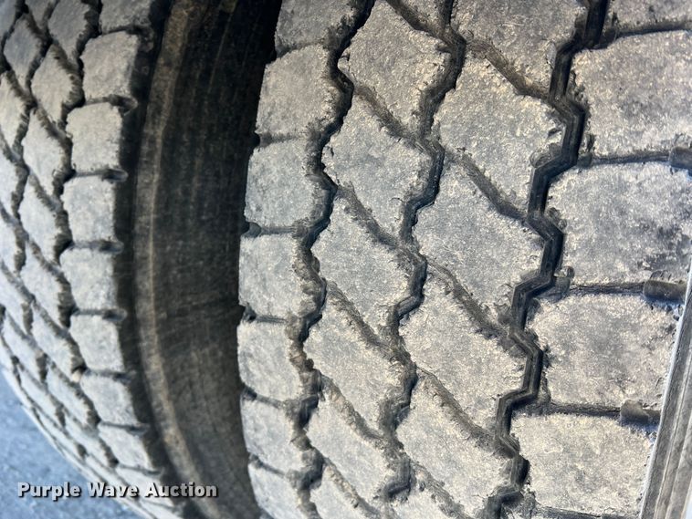 image for item MM9049 2004 International 8600  semi truck