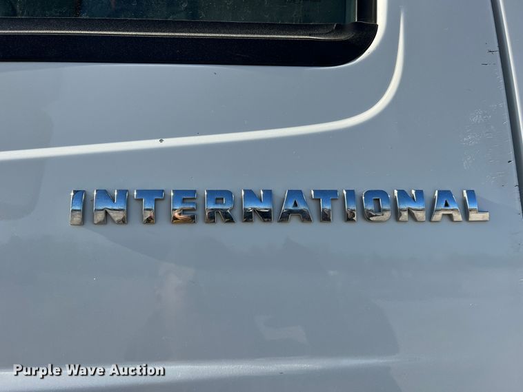 image for item MM9049 2004 International 8600  semi truck
