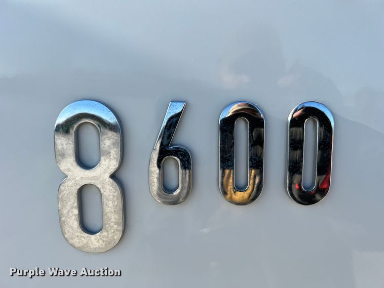 image for item MM9049 2004 International 8600  semi truck