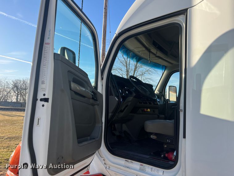 image for item MM9072 2015 Kenworth T680  semi truck